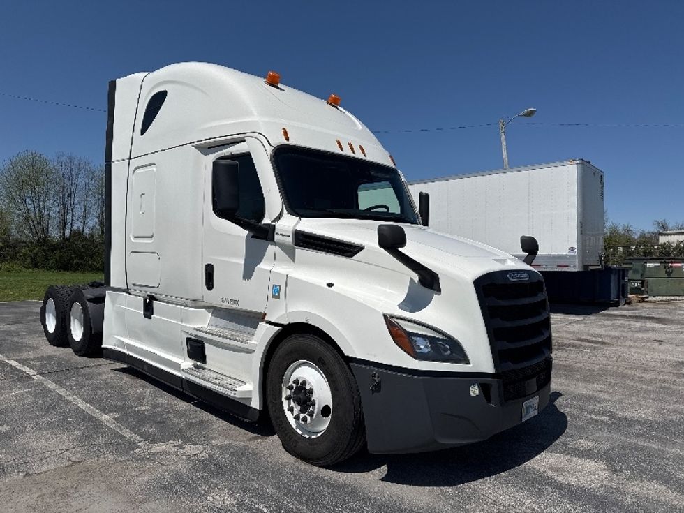 Sleeper Tractor-Heavy Duty Tractors-Freightliner-2022-T12664ST-Little Rock-AR-569,762\n\t\tmiles-$ 69,000 - Image 1