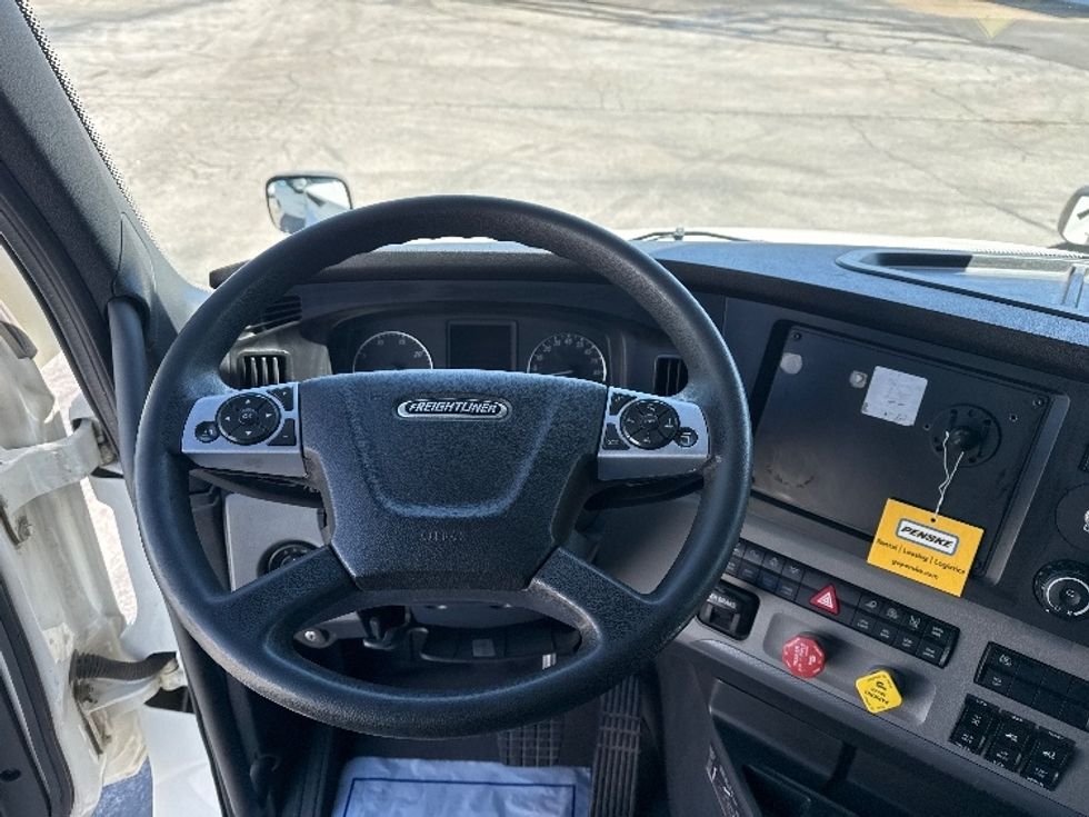 Sleeper Tractor-Heavy Duty Tractors-Freightliner-2022-T12664ST-Little Rock-AR-569,762\n\t\tmiles-$ 69,000 - Image 11