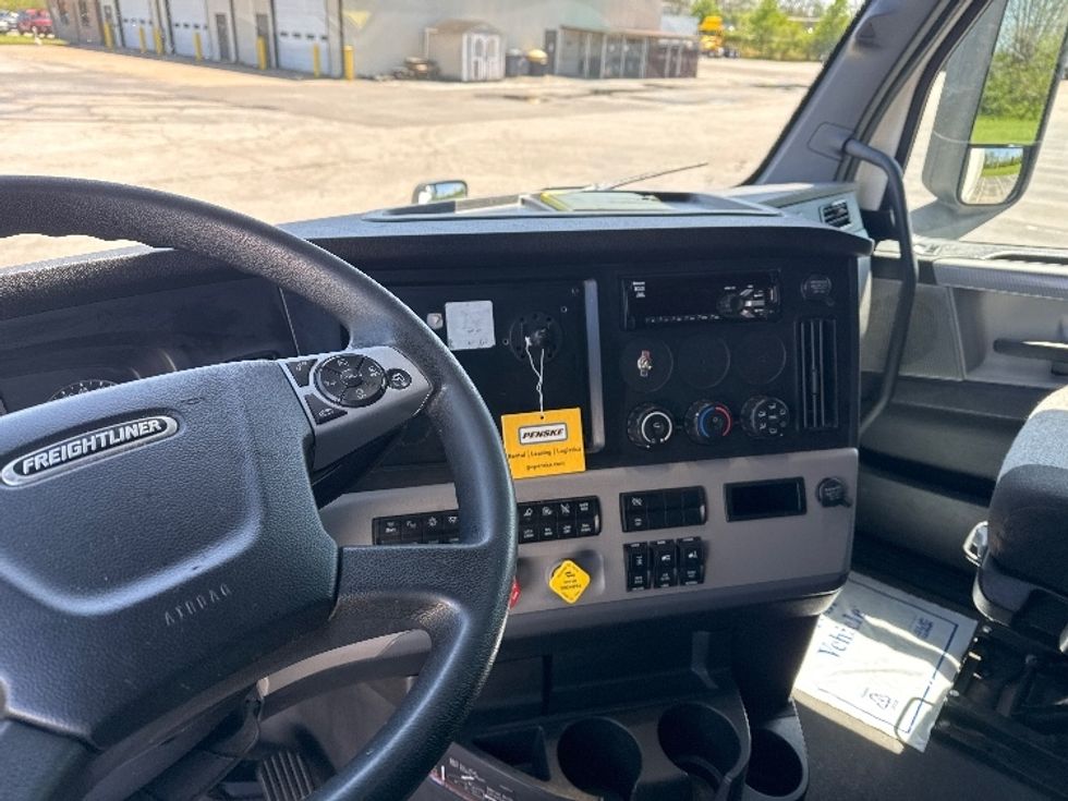 Sleeper Tractor-Heavy Duty Tractors-Freightliner-2022-T12664ST-Little Rock-AR-569,762\n\t\tmiles-$ 69,000 - Image 12