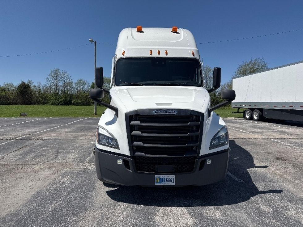 Sleeper Tractor-Heavy Duty Tractors-Freightliner-2022-T12664ST-Little Rock-AR-569,762\n\t\tmiles-$ 69,000 - Image 2