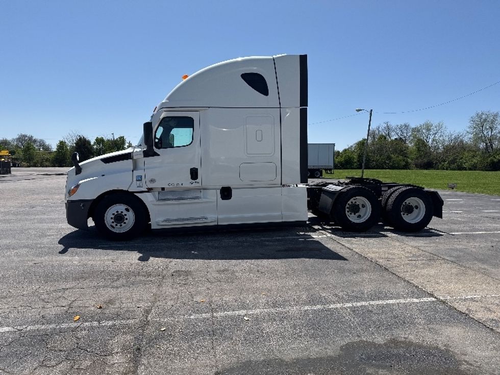 Sleeper Tractor-Heavy Duty Tractors-Freightliner-2022-T12664ST-Little Rock-AR-569,762\n\t\tmiles-$ 69,000 - Image 4