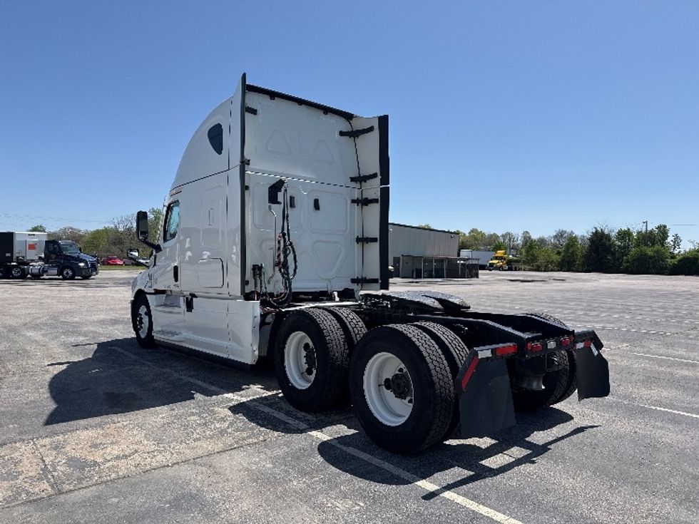 Sleeper Tractor-Heavy Duty Tractors-Freightliner-2022-T12664ST-Little Rock-AR-569,762\n\t\tmiles-$ 69,000 - Image 5