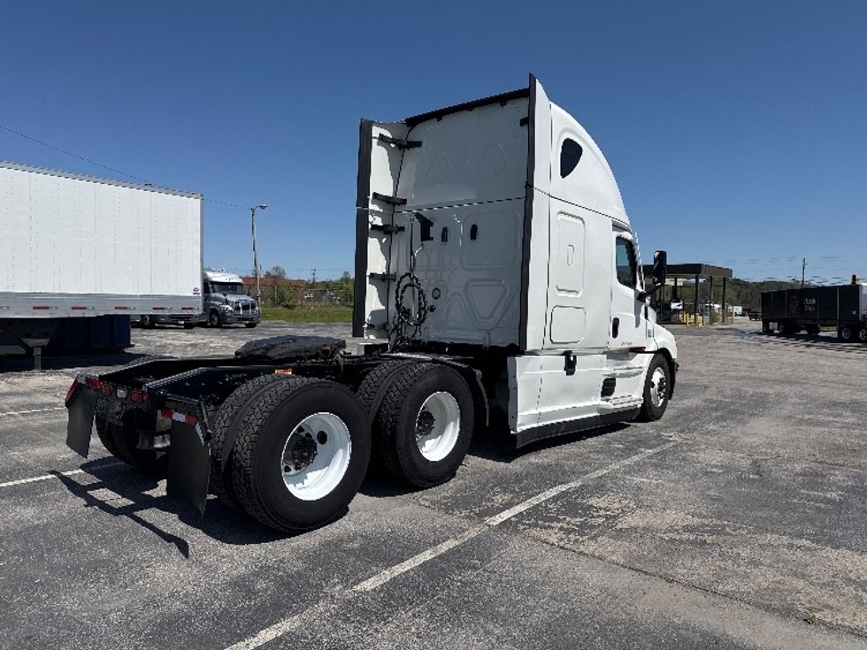 Sleeper Tractor-Heavy Duty Tractors-Freightliner-2022-T12664ST-Little Rock-AR-569,762\n\t\tmiles-$ 69,000 - Image 7