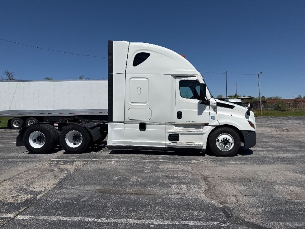 Sleeper Tractor-Heavy Duty Tractors-Freightliner-2022-T12664ST-Little Rock-AR-569,762\n\t\tmiles-$ 69,000 - Image 8