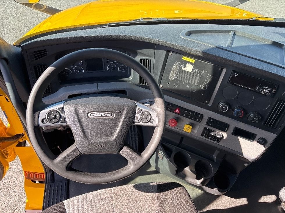 Sleeper Tractor-Heavy Duty Tractors-Freightliner-2022-T12664ST-Little Rock-AR-612,421\n\t\tmiles-$ 52,250 - Image 11