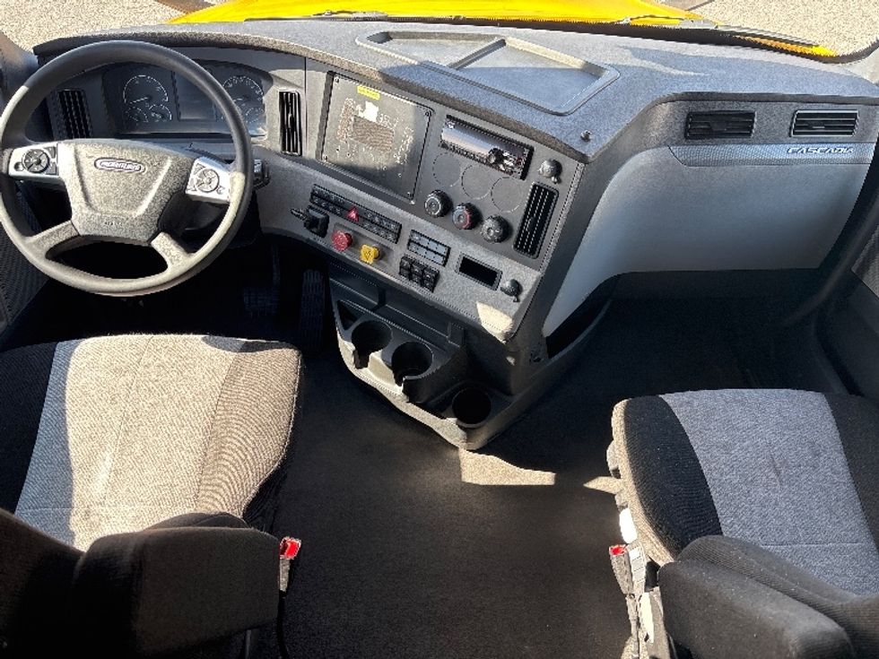 Sleeper Tractor-Heavy Duty Tractors-Freightliner-2022-T12664ST-Little Rock-AR-612,421\n\t\tmiles-$ 52,250 - Image 12