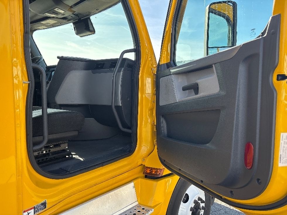 Sleeper Tractor-Heavy Duty Tractors-Freightliner-2022-T12664ST-Little Rock-AR-612,421\n\t\tmiles-$ 52,250 - Image 13