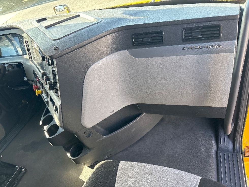 Sleeper Tractor-Heavy Duty Tractors-Freightliner-2022-T12664ST-Little Rock-AR-612,421\n\t\tmiles-$ 52,250 - Image 14