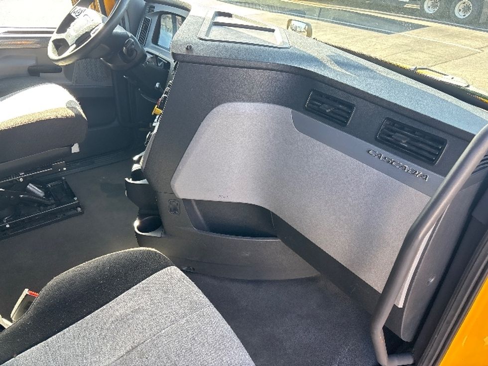 Sleeper Tractor-Heavy Duty Tractors-Freightliner-2022-T12664ST-Little Rock-AR-612,421\n\t\tmiles-$ 52,250 - Image 15