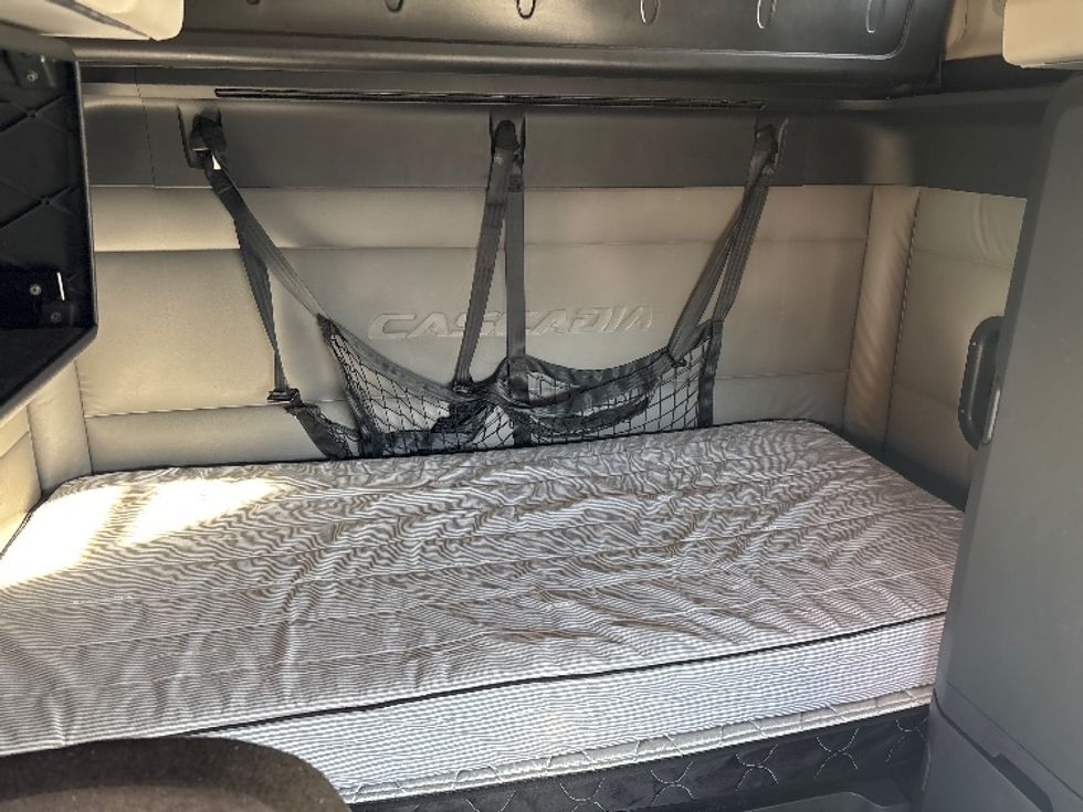 Sleeper Tractor-Heavy Duty Tractors-Freightliner-2022-T12664ST-Little Rock-AR-612,421\n\t\tmiles-$ 52,250 - Image 16