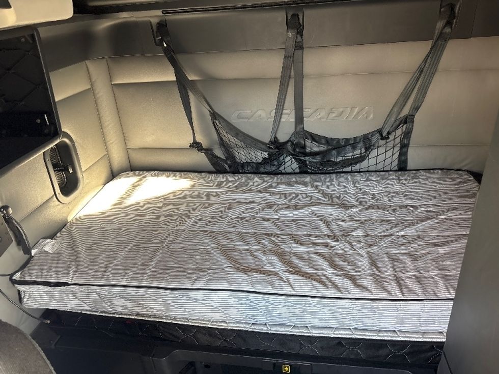 Sleeper Tractor-Heavy Duty Tractors-Freightliner-2022-T12664ST-Little Rock-AR-612,421\n\t\tmiles-$ 52,250 - Image 17