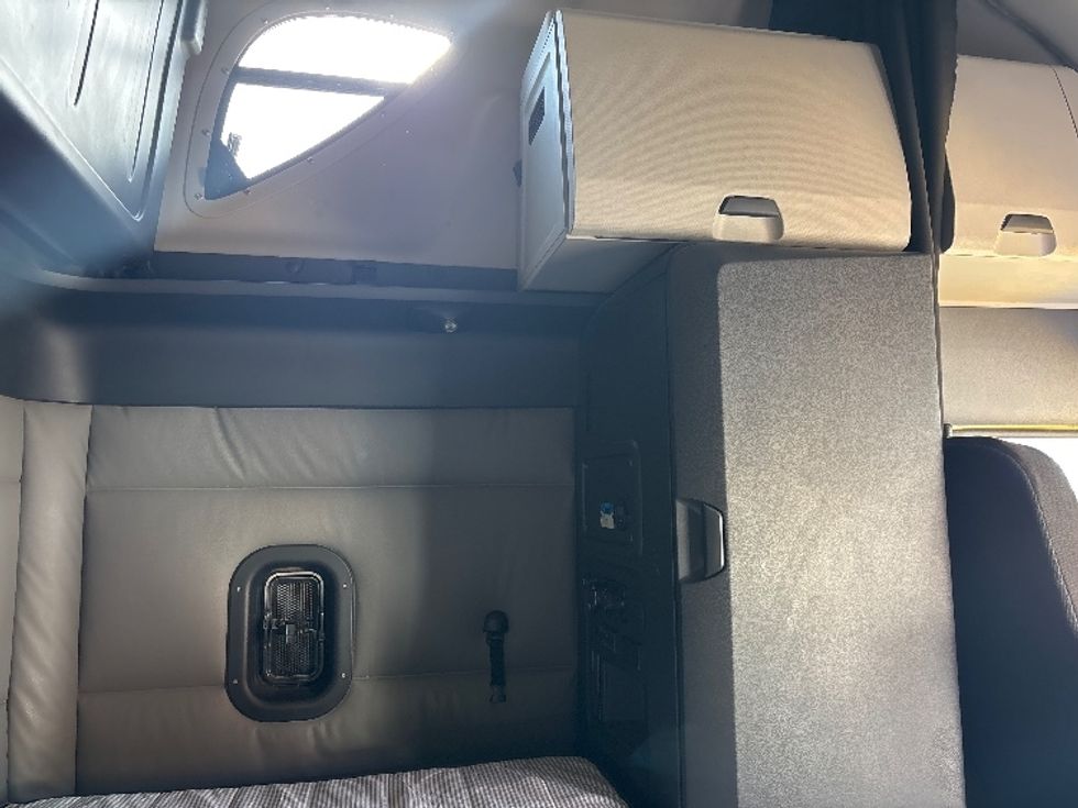 Sleeper Tractor-Heavy Duty Tractors-Freightliner-2022-T12664ST-Little Rock-AR-612,421\n\t\tmiles-$ 52,250 - Image 18