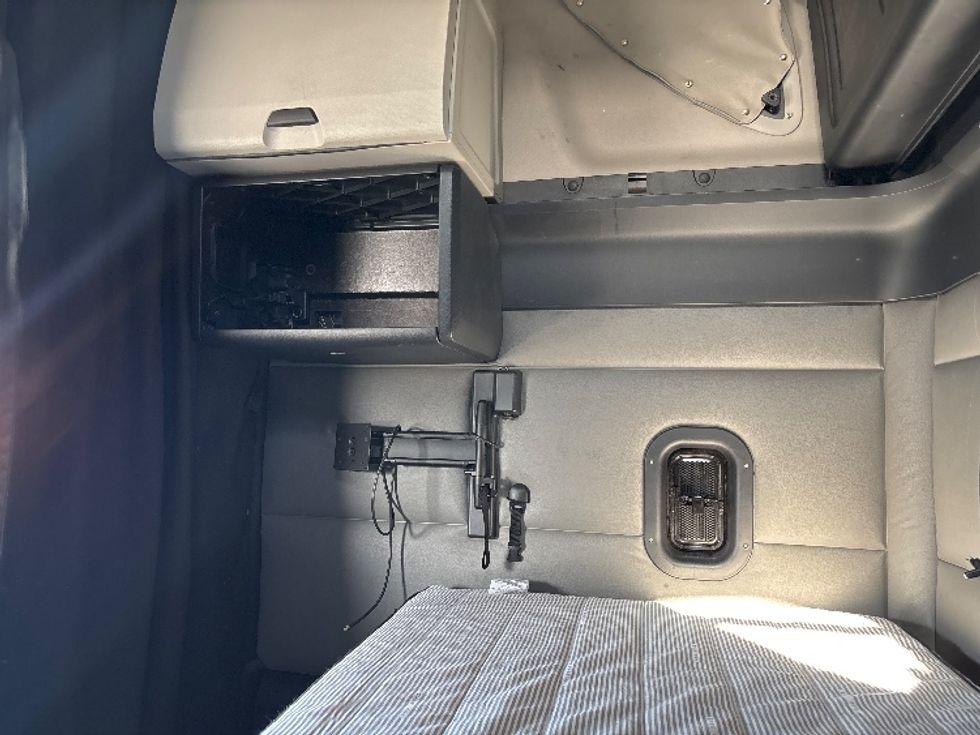 Sleeper Tractor-Heavy Duty Tractors-Freightliner-2022-T12664ST-Little Rock-AR-612,421\n\t\tmiles-$ 52,250 - Image 19