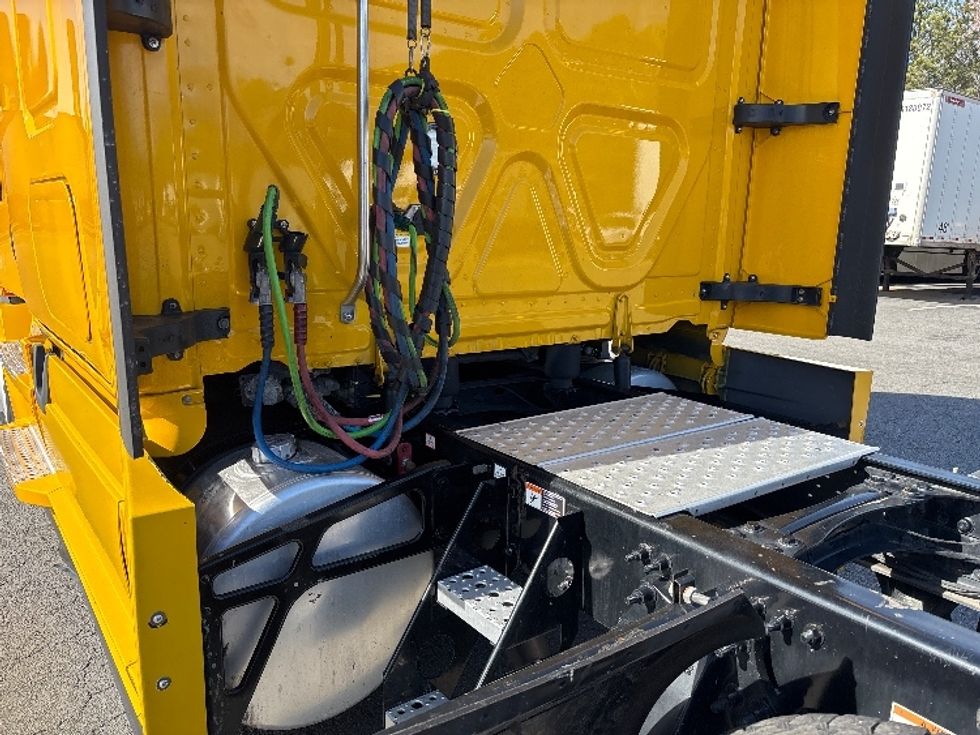 Sleeper Tractor-Heavy Duty Tractors-Freightliner-2022-T12664ST-Little Rock-AR-612,421\n\t\tmiles-$ 52,250 - Image 22