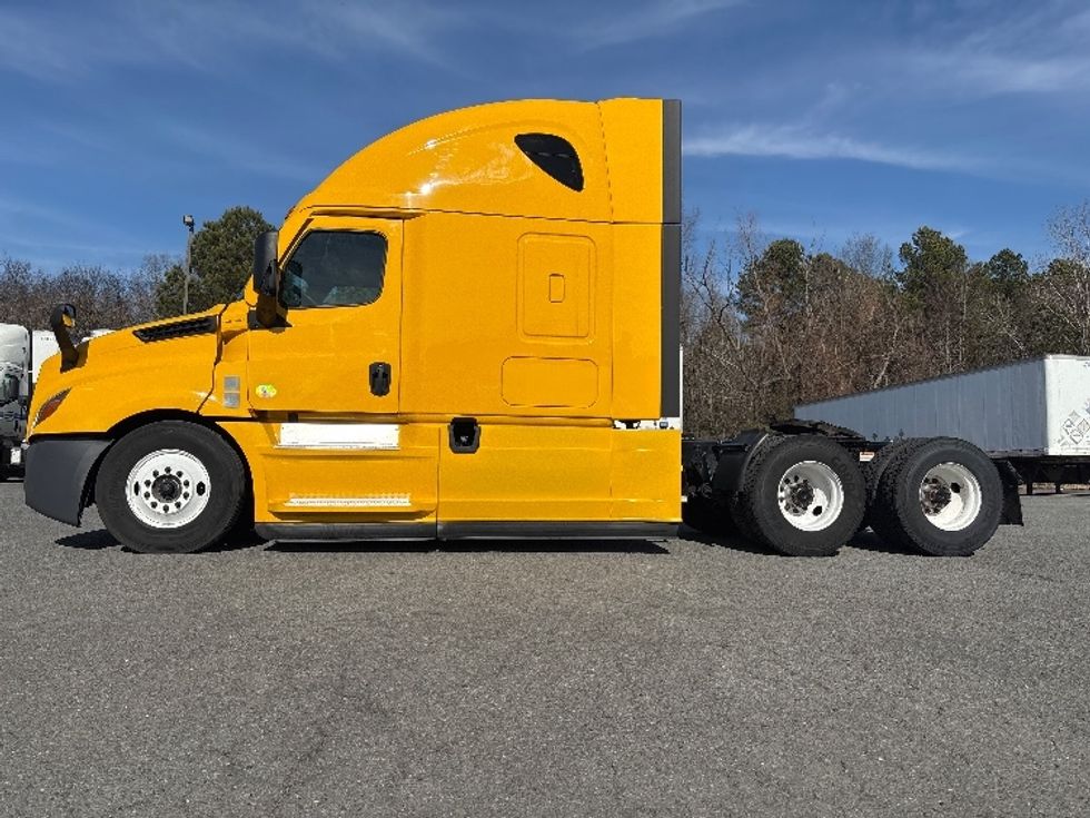 Sleeper Tractor-Heavy Duty Tractors-Freightliner-2022-T12664ST-Little Rock-AR-612,421\n\t\tmiles-$ 52,250 - Image 4