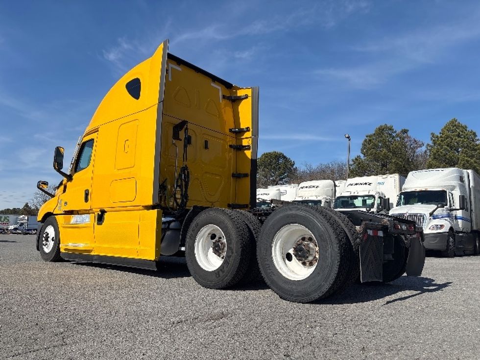 Sleeper Tractor-Heavy Duty Tractors-Freightliner-2022-T12664ST-Little Rock-AR-612,421\n\t\tmiles-$ 52,250 - Image 5