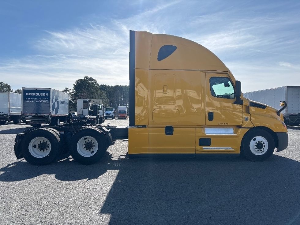 Sleeper Tractor-Heavy Duty Tractors-Freightliner-2022-T12664ST-Little Rock-AR-612,421\n\t\tmiles-$ 52,250 - Image 8