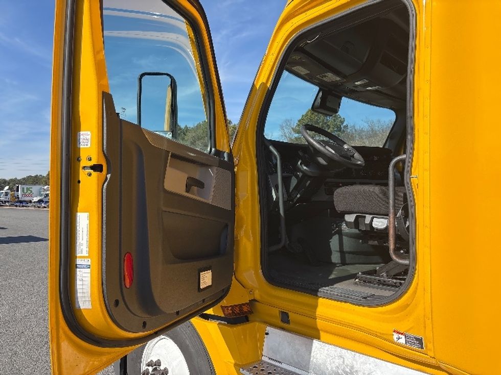 Sleeper Tractor-Heavy Duty Tractors-Freightliner-2022-T12664ST-Little Rock-AR-612,421\n\t\tmiles-$ 52,250 - Image 9