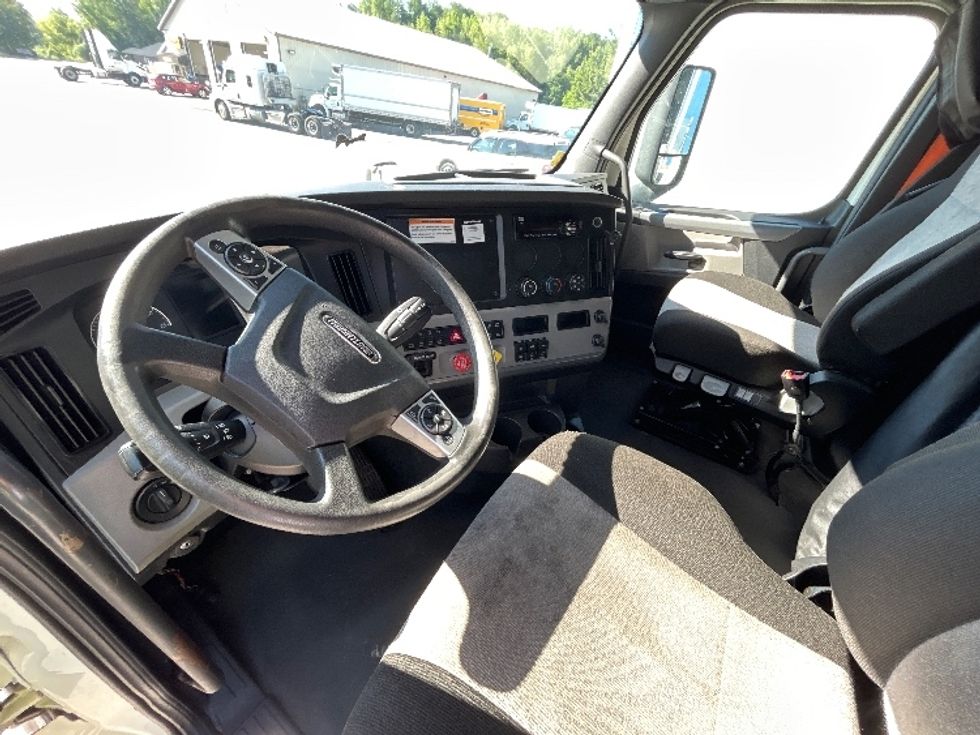 Sleeper Tractor-Heavy Duty Tractors-Freightliner-2022-T12664ST-Liverpool-NY-420,504\n\t\tmiles-$ 74,250 - Image 10
