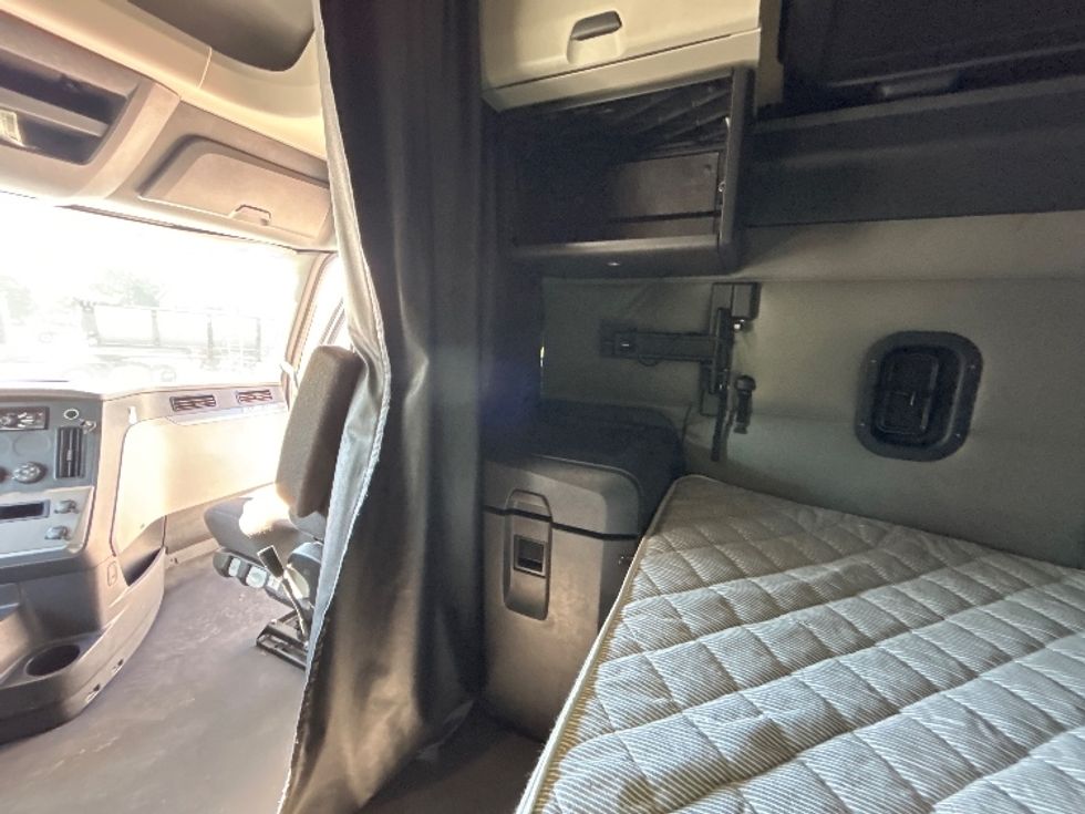 Sleeper Tractor-Heavy Duty Tractors-Freightliner-2022-T12664ST-Liverpool-NY-420,504\n\t\tmiles-$ 74,250 - Image 18