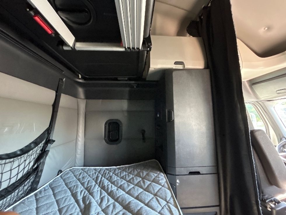 Sleeper Tractor-Heavy Duty Tractors-Freightliner-2022-T12664ST-Liverpool-NY-420,504\n\t\tmiles-$ 74,250 - Image 19