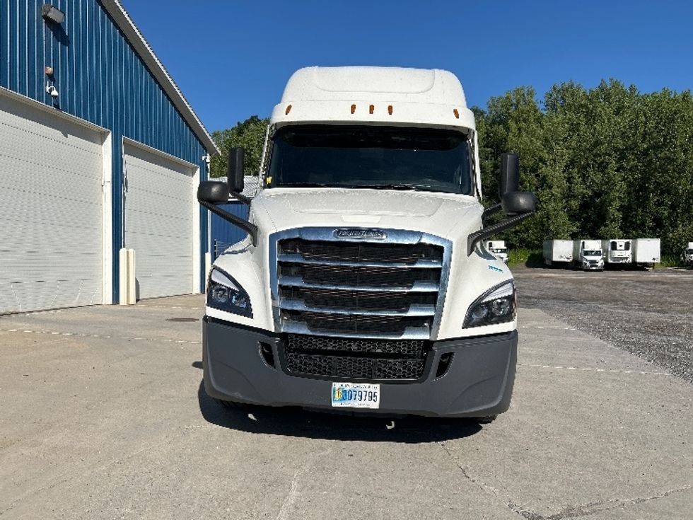 Sleeper Tractor-Heavy Duty Tractors-Freightliner-2022-T12664ST-Liverpool-NY-420,504\n\t\tmiles-$ 74,250 - Image 2