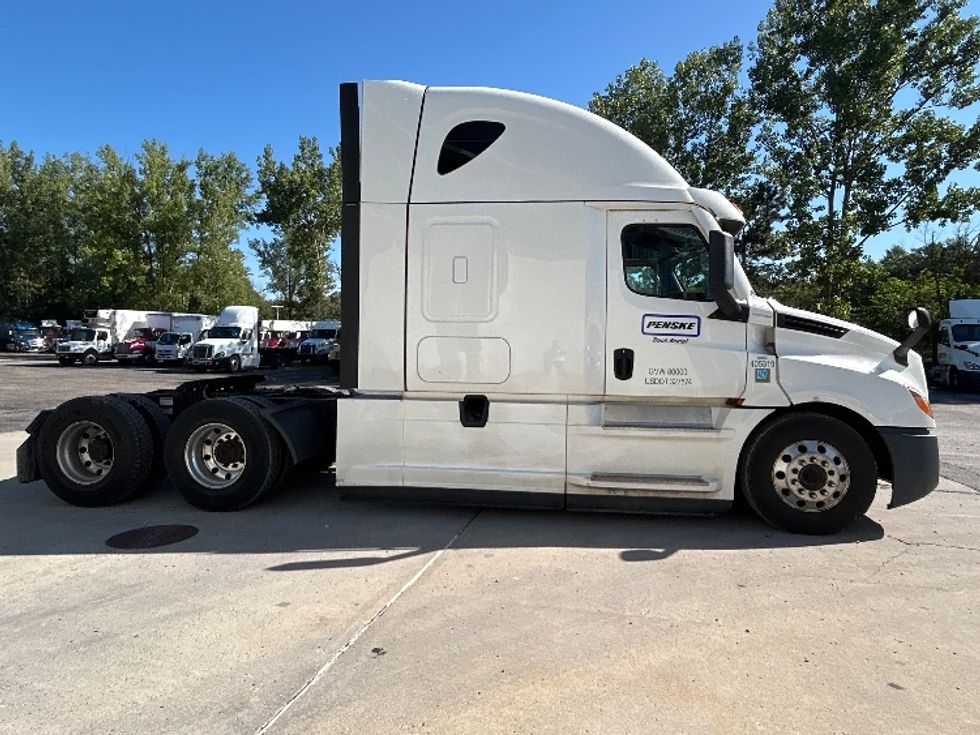 Sleeper Tractor-Heavy Duty Tractors-Freightliner-2022-T12664ST-Liverpool-NY-420,504\n\t\tmiles-$ 74,250 - Image 8