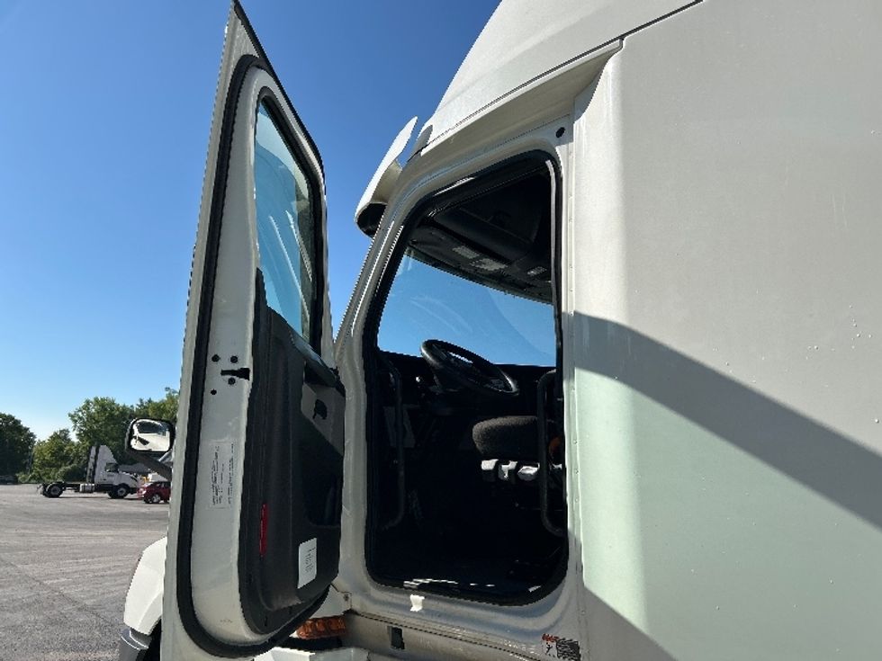 Sleeper Tractor-Heavy Duty Tractors-Freightliner-2022-T12664ST-Liverpool-NY-420,504\n\t\tmiles-$ 74,250 - Image 9