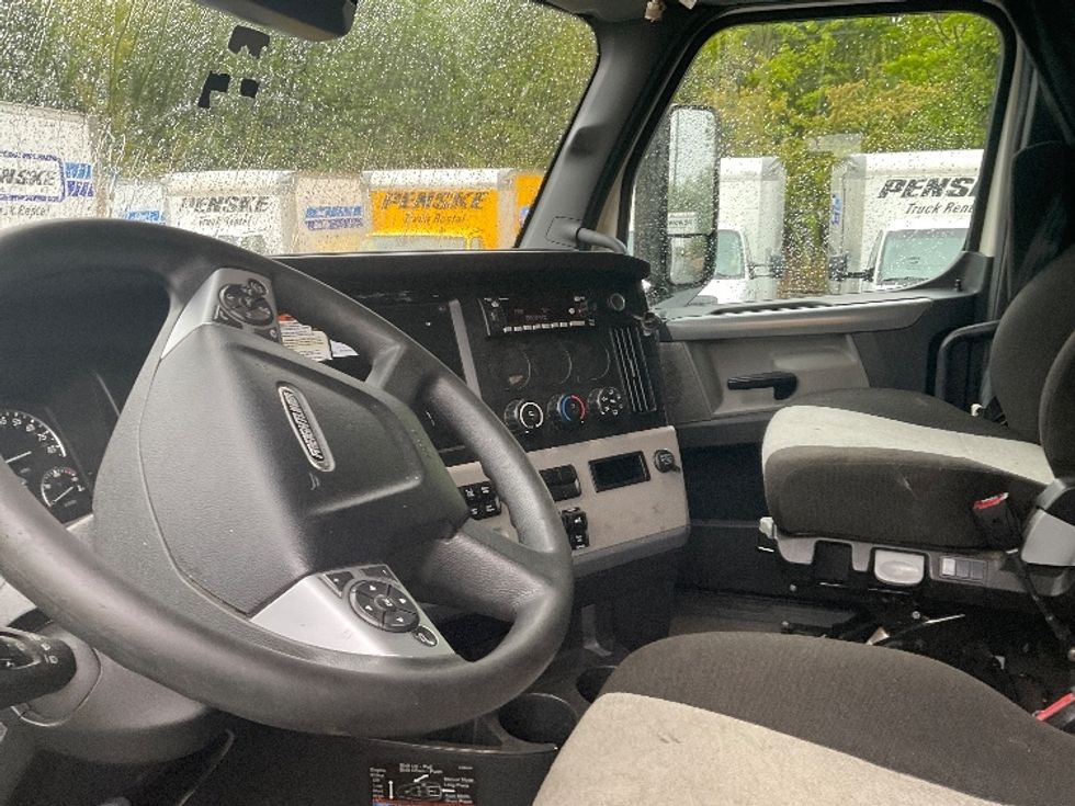 Sleeper Tractor-Heavy Duty Tractors-Freightliner-2022-T12664ST-Londonderry-NH-425,550\n\t\tmiles-$ 77,750 - Image 10
