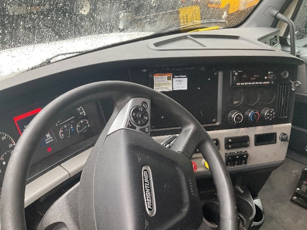 Sleeper Tractor-Heavy Duty Tractors-Freightliner-2022-T12664ST-Londonderry-NH-425,550\n\t\tmiles-$ 77,750 - Image 11