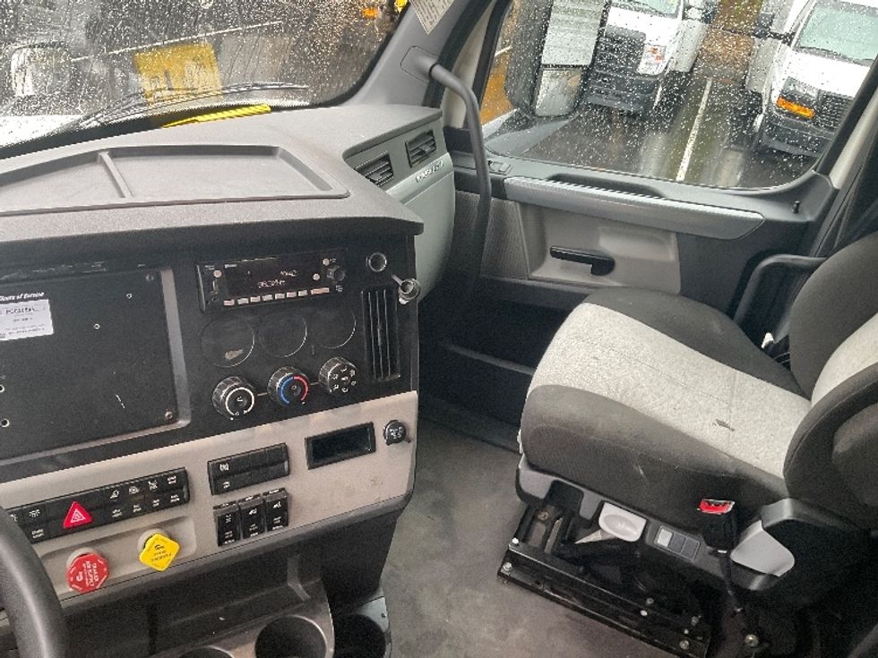 Sleeper Tractor-Heavy Duty Tractors-Freightliner-2022-T12664ST-Londonderry-NH-425,550\n\t\tmiles-$ 77,750 - Image 12