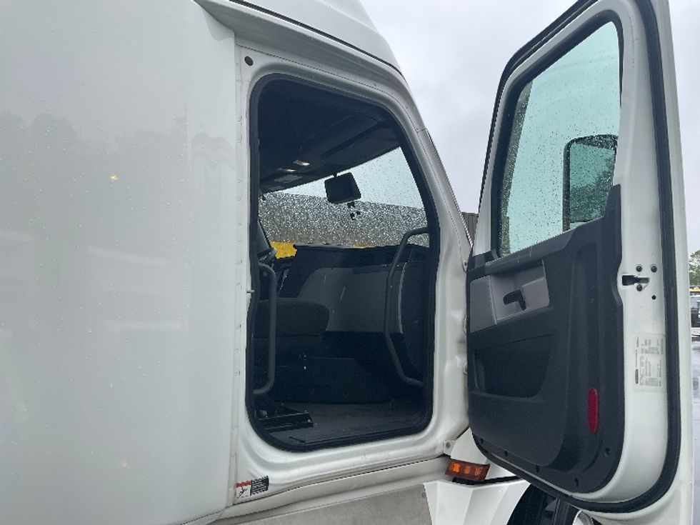 Sleeper Tractor-Heavy Duty Tractors-Freightliner-2022-T12664ST-Londonderry-NH-425,550\n\t\tmiles-$ 77,750 - Image 13