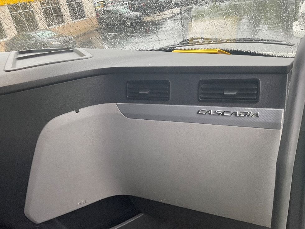 Sleeper Tractor-Heavy Duty Tractors-Freightliner-2022-T12664ST-Londonderry-NH-425,550\n\t\tmiles-$ 77,750 - Image 14