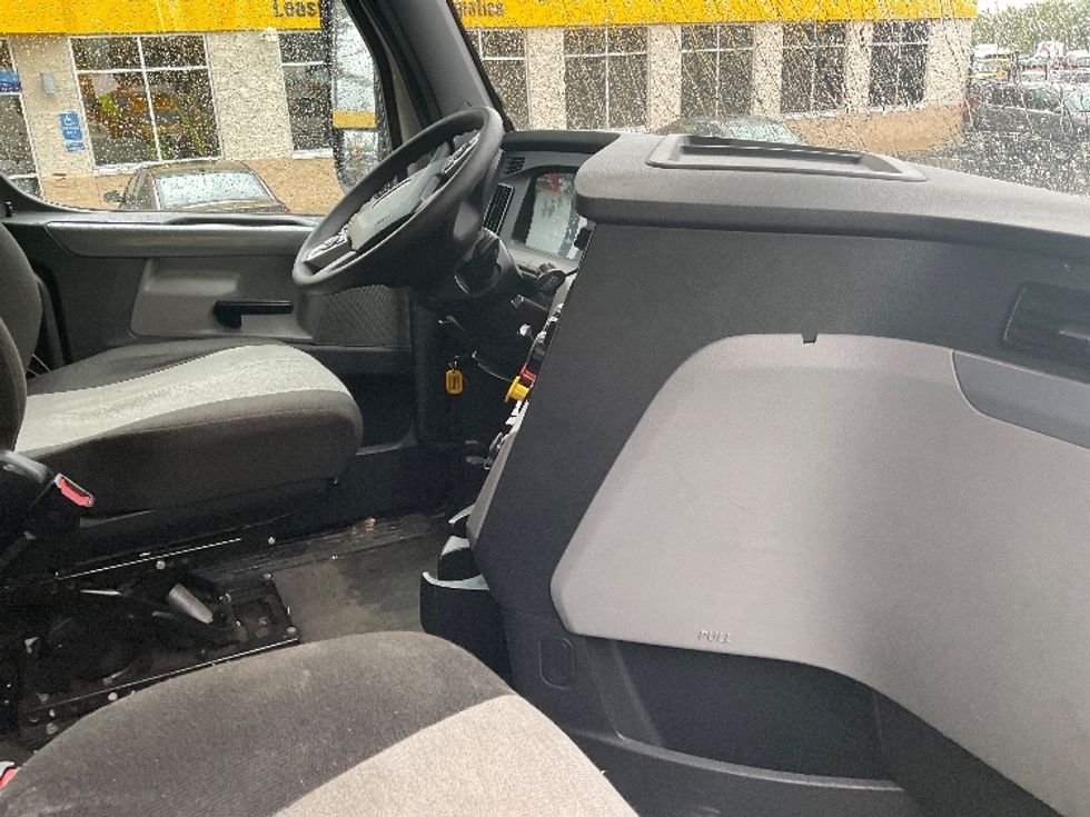 Sleeper Tractor-Heavy Duty Tractors-Freightliner-2022-T12664ST-Londonderry-NH-425,550\n\t\tmiles-$ 77,750 - Image 15