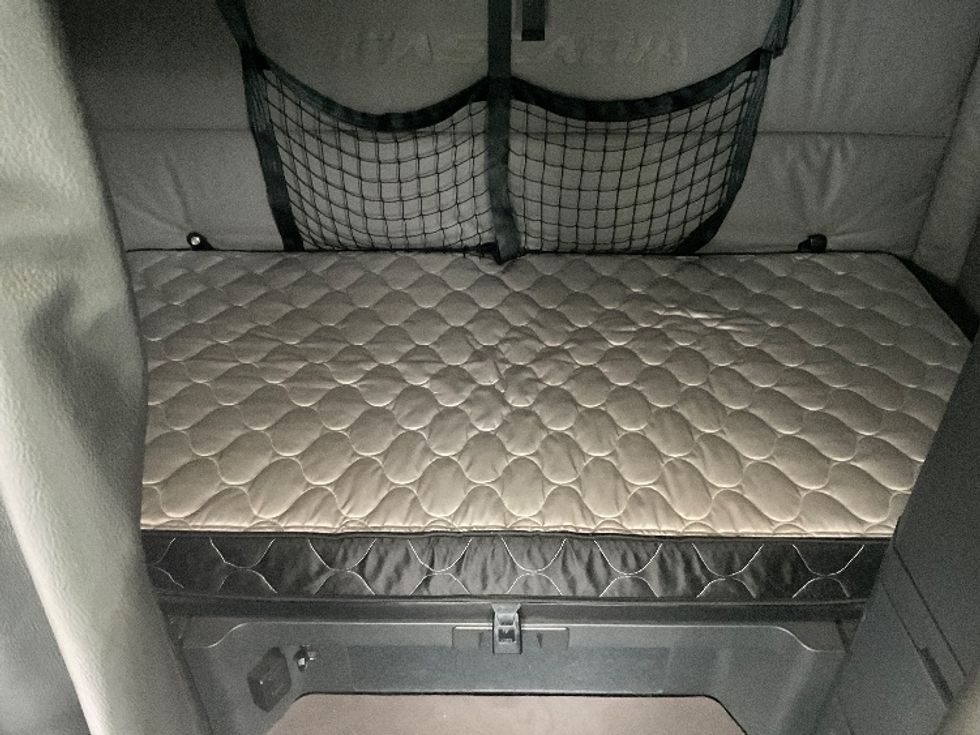 Sleeper Tractor-Heavy Duty Tractors-Freightliner-2022-T12664ST-Londonderry-NH-425,550\n\t\tmiles-$ 77,750 - Image 16