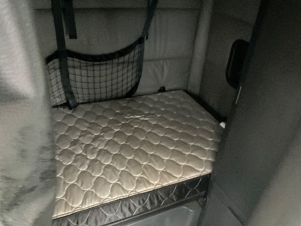 Sleeper Tractor-Heavy Duty Tractors-Freightliner-2022-T12664ST-Londonderry-NH-425,550\n\t\tmiles-$ 77,750 - Image 17