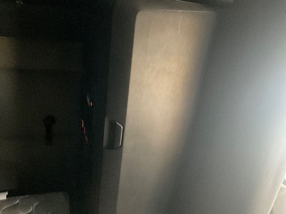 Sleeper Tractor-Heavy Duty Tractors-Freightliner-2022-T12664ST-Londonderry-NH-425,550\n\t\tmiles-$ 77,750 - Image 18