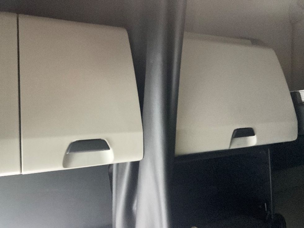 Sleeper Tractor-Heavy Duty Tractors-Freightliner-2022-T12664ST-Londonderry-NH-425,550\n\t\tmiles-$ 77,750 - Image 19