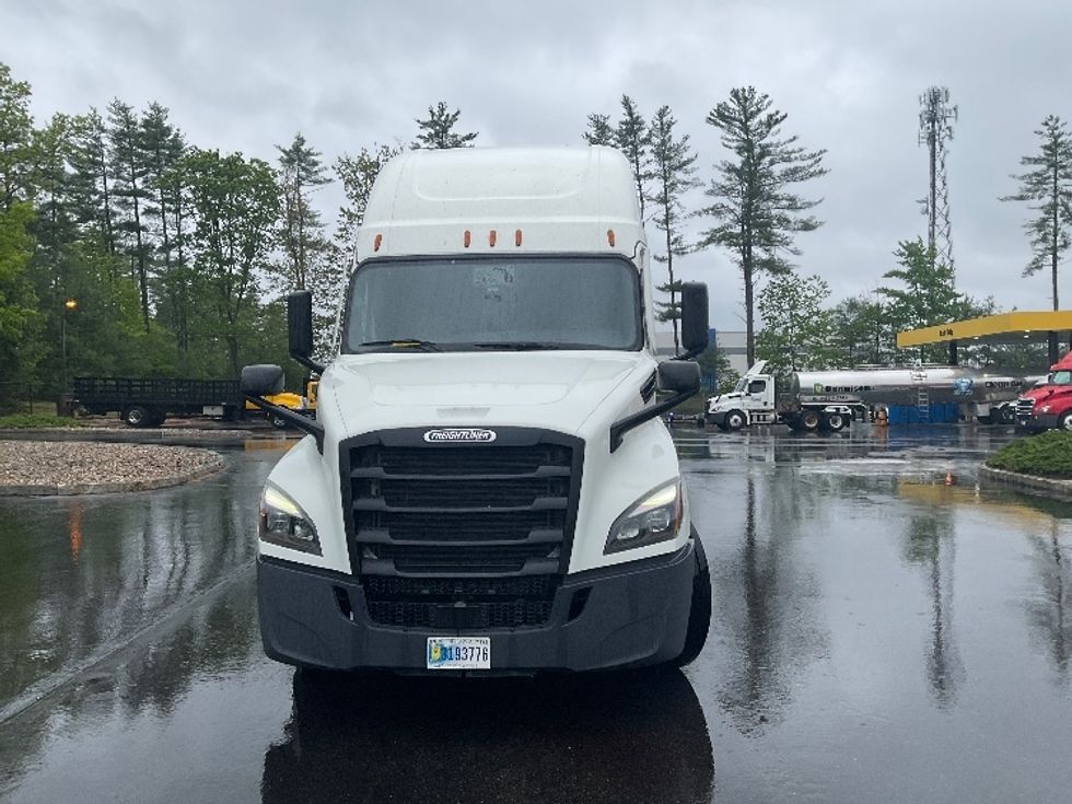 Sleeper Tractor-Heavy Duty Tractors-Freightliner-2022-T12664ST-Londonderry-NH-425,550\n\t\tmiles-$ 77,750 - Image 2