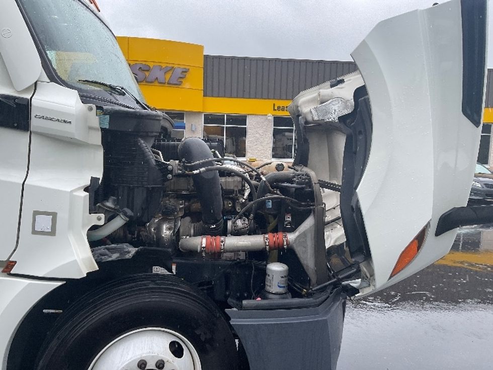 Sleeper Tractor-Heavy Duty Tractors-Freightliner-2022-T12664ST-Londonderry-NH-425,550\n\t\tmiles-$ 77,750 - Image 20