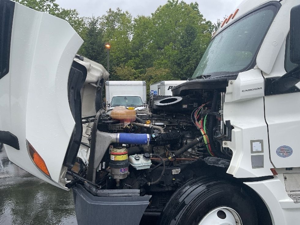 Sleeper Tractor-Heavy Duty Tractors-Freightliner-2022-T12664ST-Londonderry-NH-425,550\n\t\tmiles-$ 77,750 - Image 21