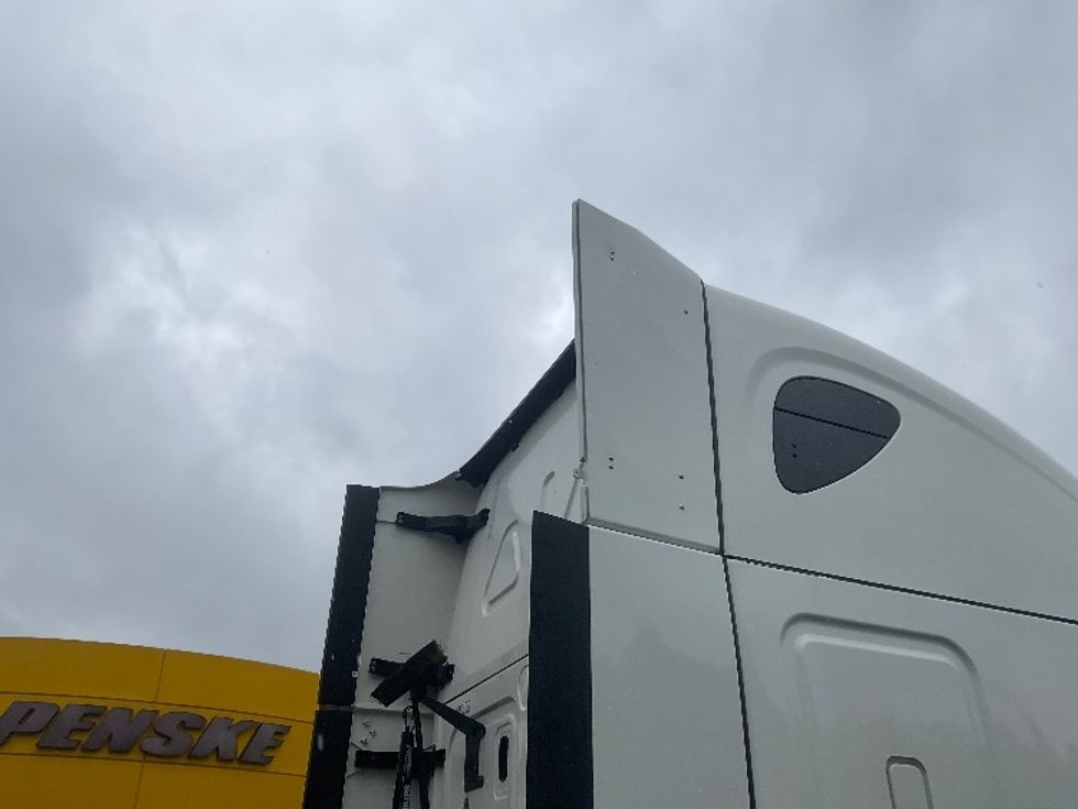 Sleeper Tractor-Heavy Duty Tractors-Freightliner-2022-T12664ST-Londonderry-NH-425,550\n\t\tmiles-$ 77,750 - Image 22