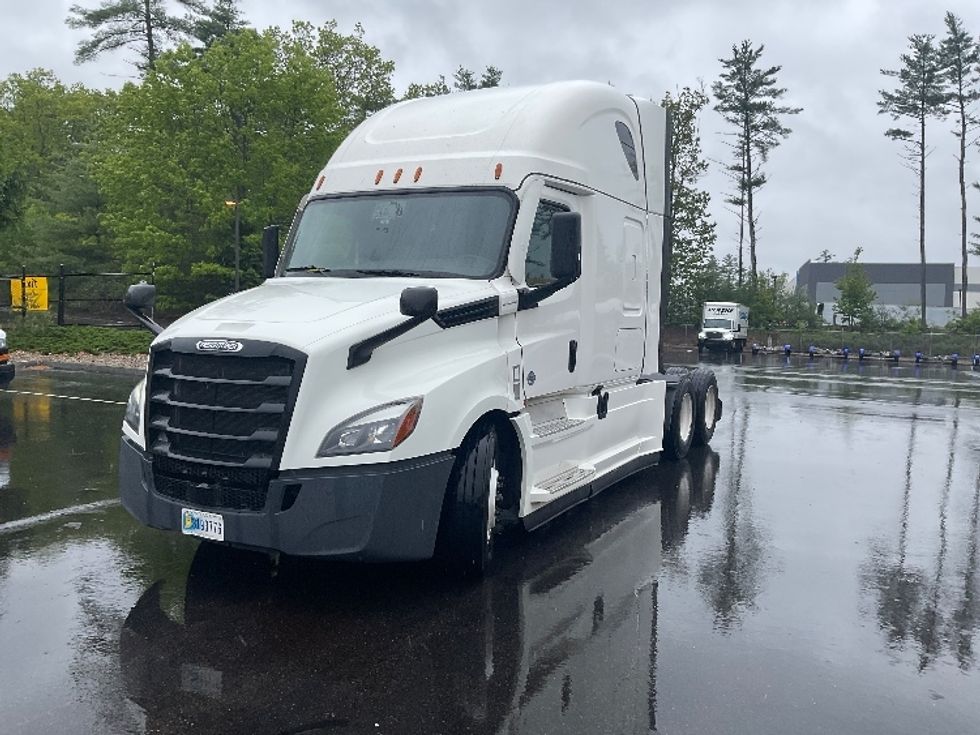 Sleeper Tractor-Heavy Duty Tractors-Freightliner-2022-T12664ST-Londonderry-NH-425,550\n\t\tmiles-$ 77,750 - Image 3