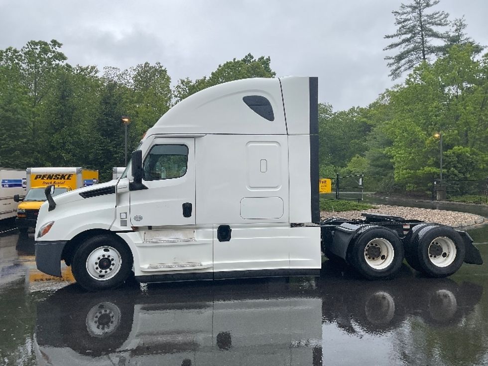 Sleeper Tractor-Heavy Duty Tractors-Freightliner-2022-T12664ST-Londonderry-NH-425,550\n\t\tmiles-$ 77,750 - Image 4