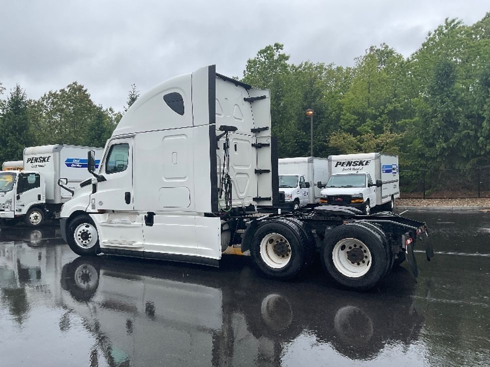 Sleeper Tractor-Heavy Duty Tractors-Freightliner-2022-T12664ST-Londonderry-NH-425,550\n\t\tmiles-$ 77,750 - Image 5