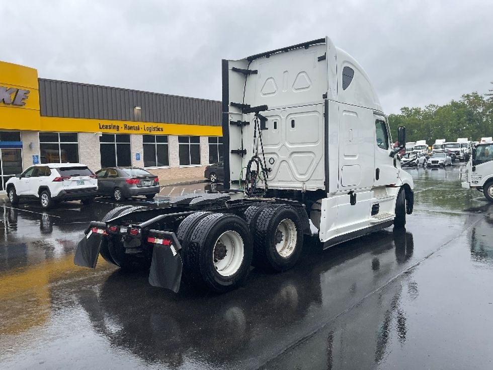 Sleeper Tractor-Heavy Duty Tractors-Freightliner-2022-T12664ST-Londonderry-NH-425,550\n\t\tmiles-$ 77,750 - Image 7