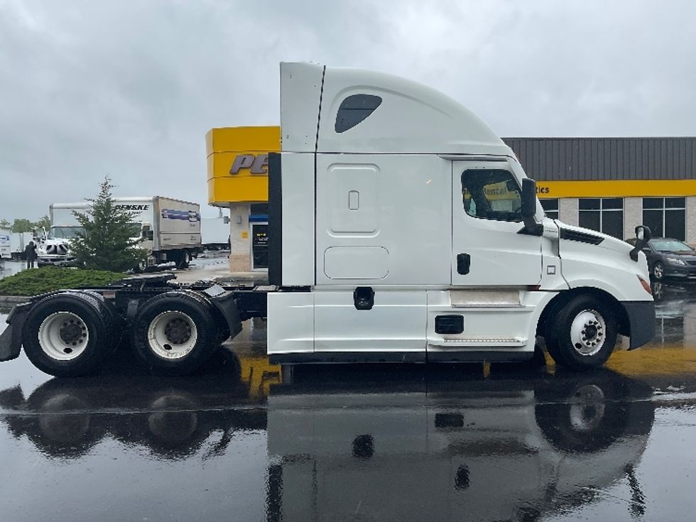 Sleeper Tractor-Heavy Duty Tractors-Freightliner-2022-T12664ST-Londonderry-NH-425,550\n\t\tmiles-$ 77,750 - Image 8