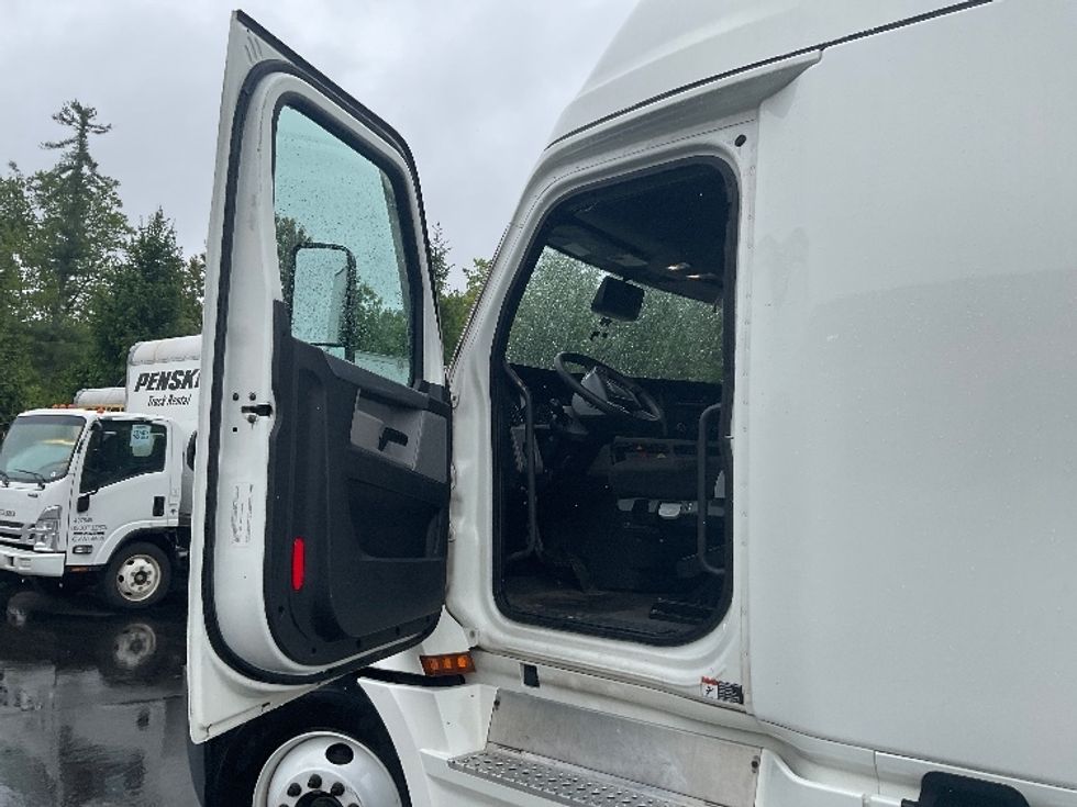 Sleeper Tractor-Heavy Duty Tractors-Freightliner-2022-T12664ST-Londonderry-NH-425,550\n\t\tmiles-$ 77,750 - Image 9