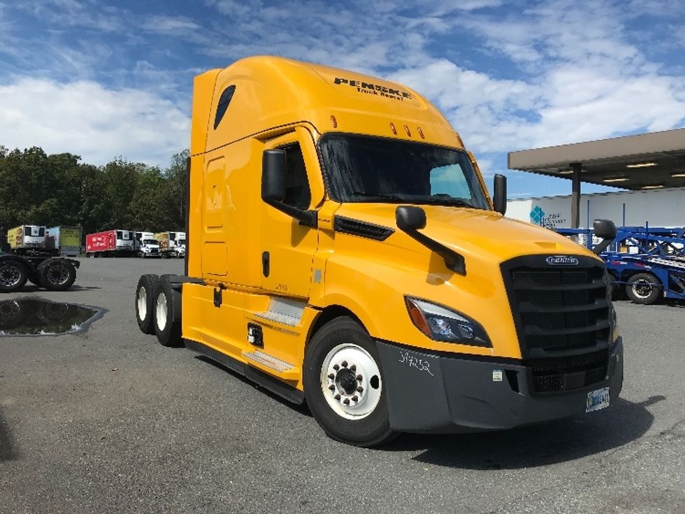 Sleeper Tractor-Heavy Duty Tractors-Freightliner-2022-T12664ST-Londonderry-NH-469,170\n\t\tmiles-$ 67,500 - Image 1