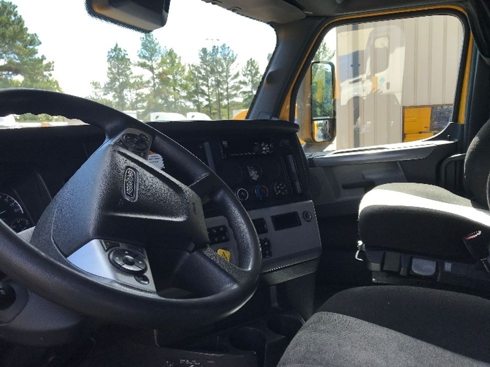 Sleeper Tractor-Heavy Duty Tractors-Freightliner-2022-T12664ST-Londonderry-NH-469,170\n\t\tmiles-$ 67,500 - Image 10